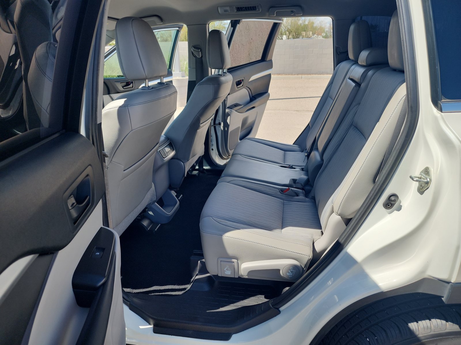 Used 2019 Toyota Highlander Plus AWD/4WD image 17