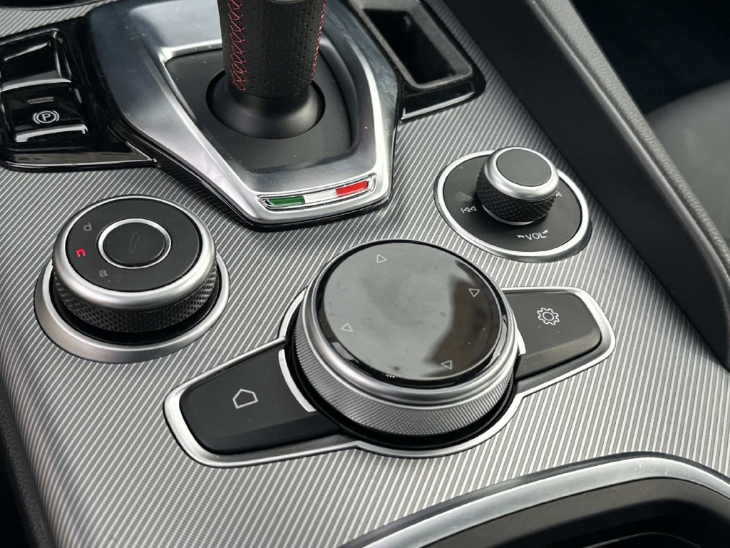 Used 2024 Alfa Romeo Giulia AWD image 25