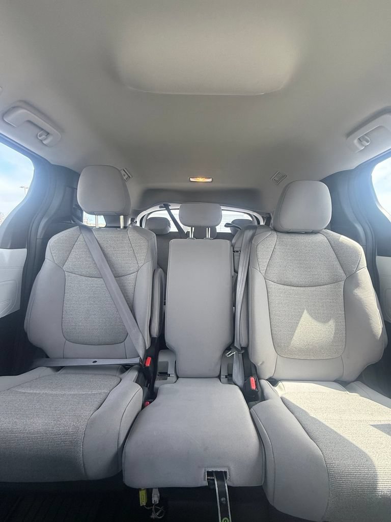 Used 2025 Toyota Sienna LE FWD image 9