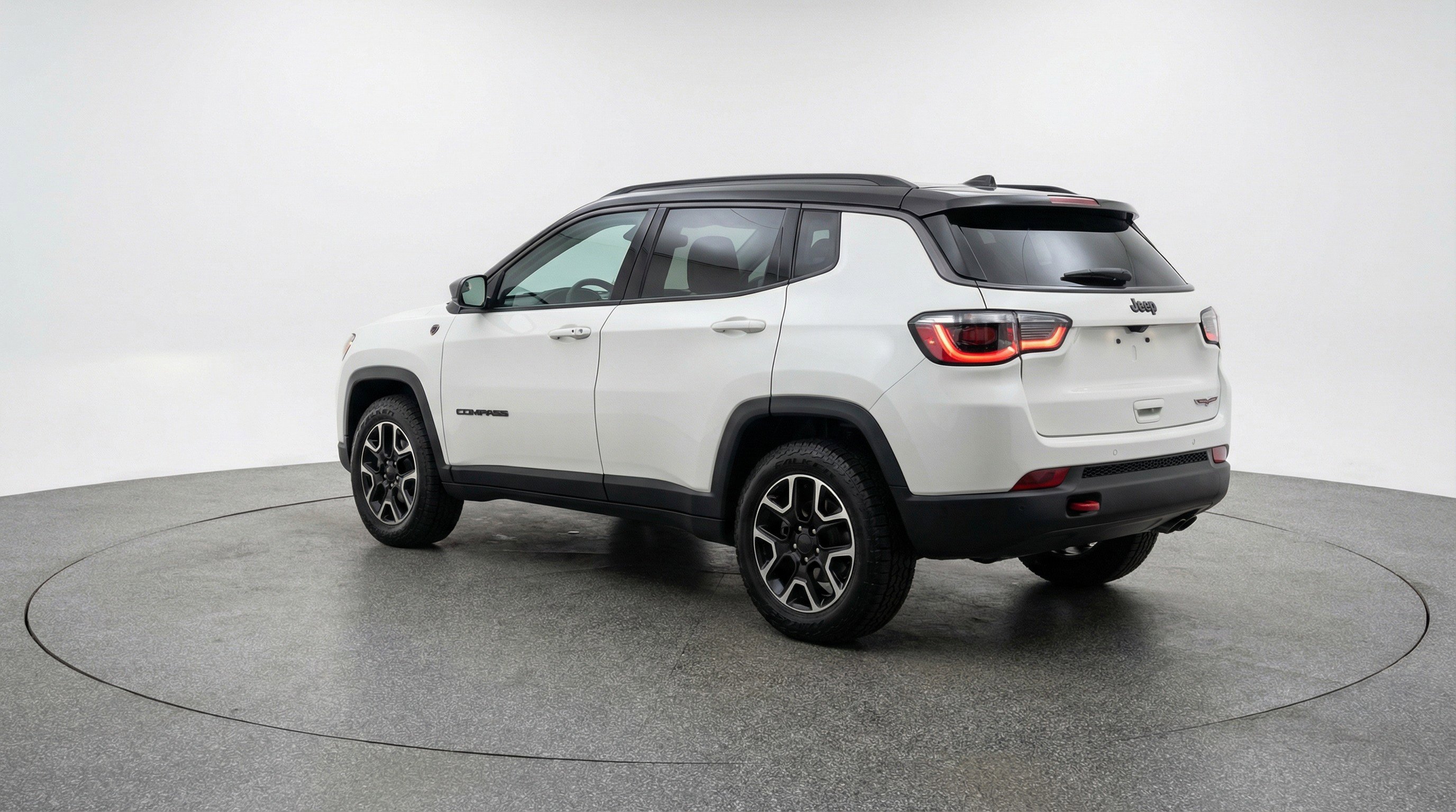 Used 2025 Jeep Compass Trailhawk AWD/4WD image 6