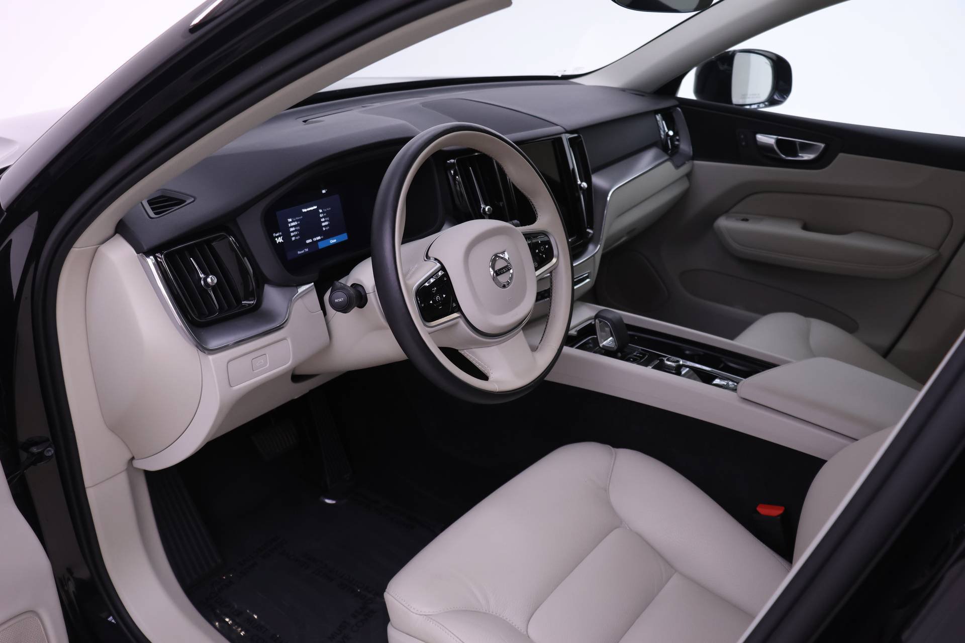 Certified 2025 Volvo XC60 B5 Core AWD/4WD image 6