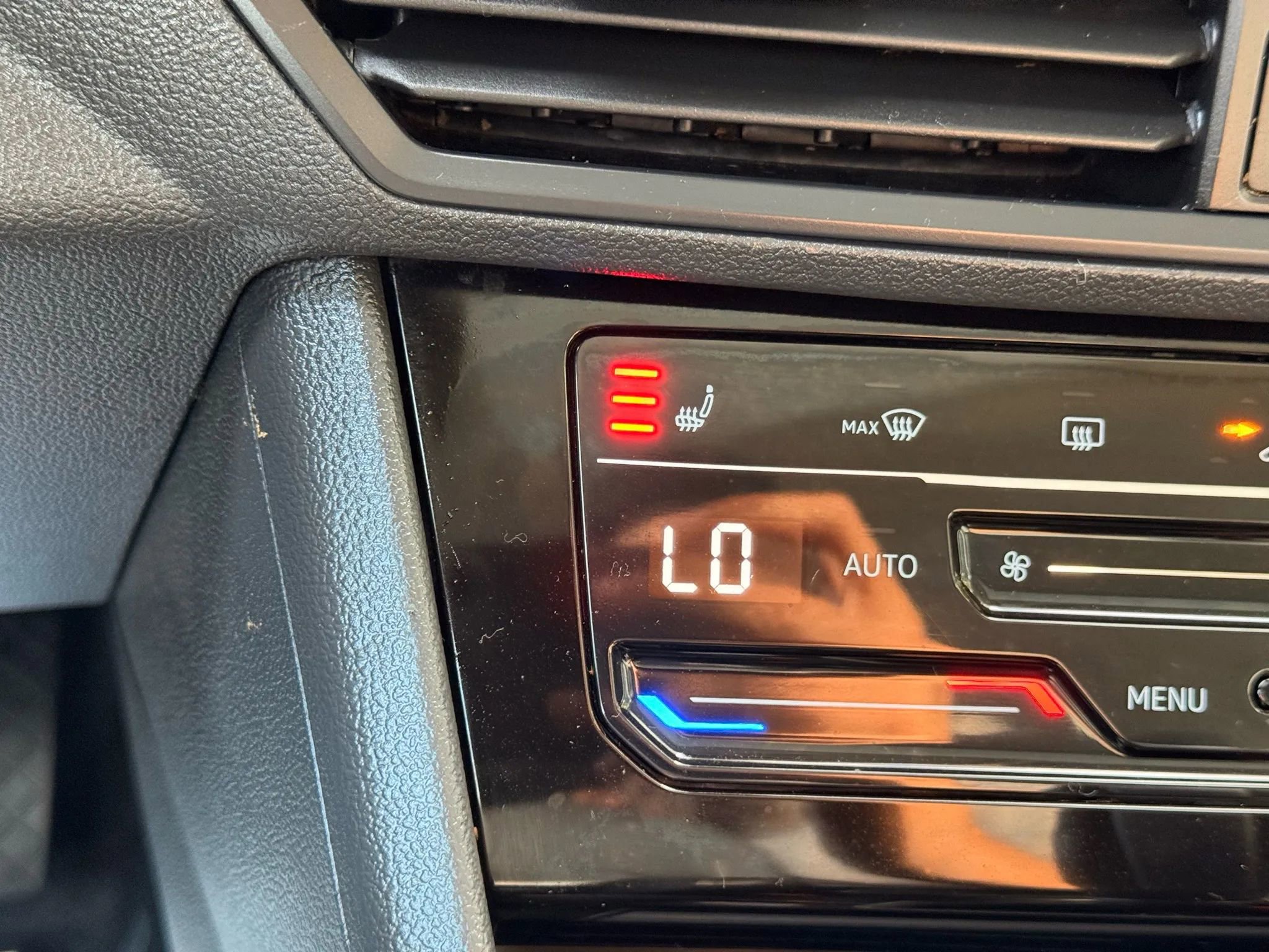 Used 2025 Volkswagen Jetta SE image 78