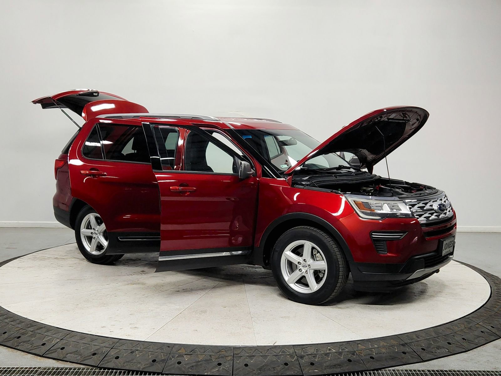 Used 2018 Ford Explorer XLT image 9