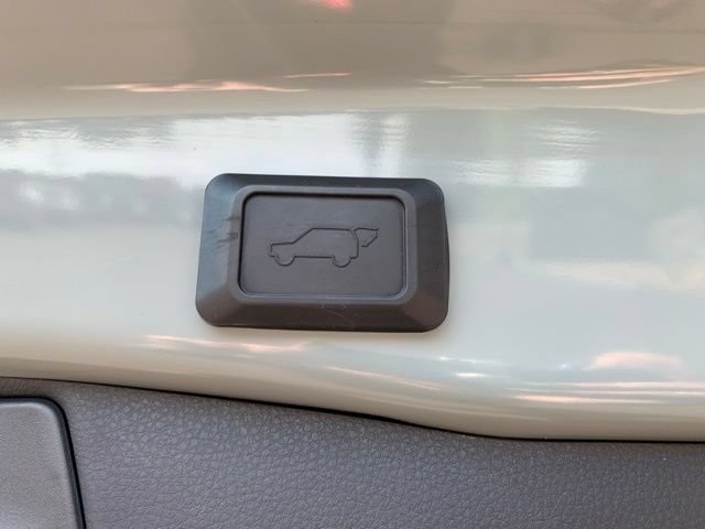 Used 2020 Toyota RAV4 XLE Premium FWD image 6