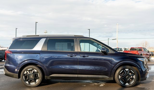 Used 2025 Kia Carnival EX image 5