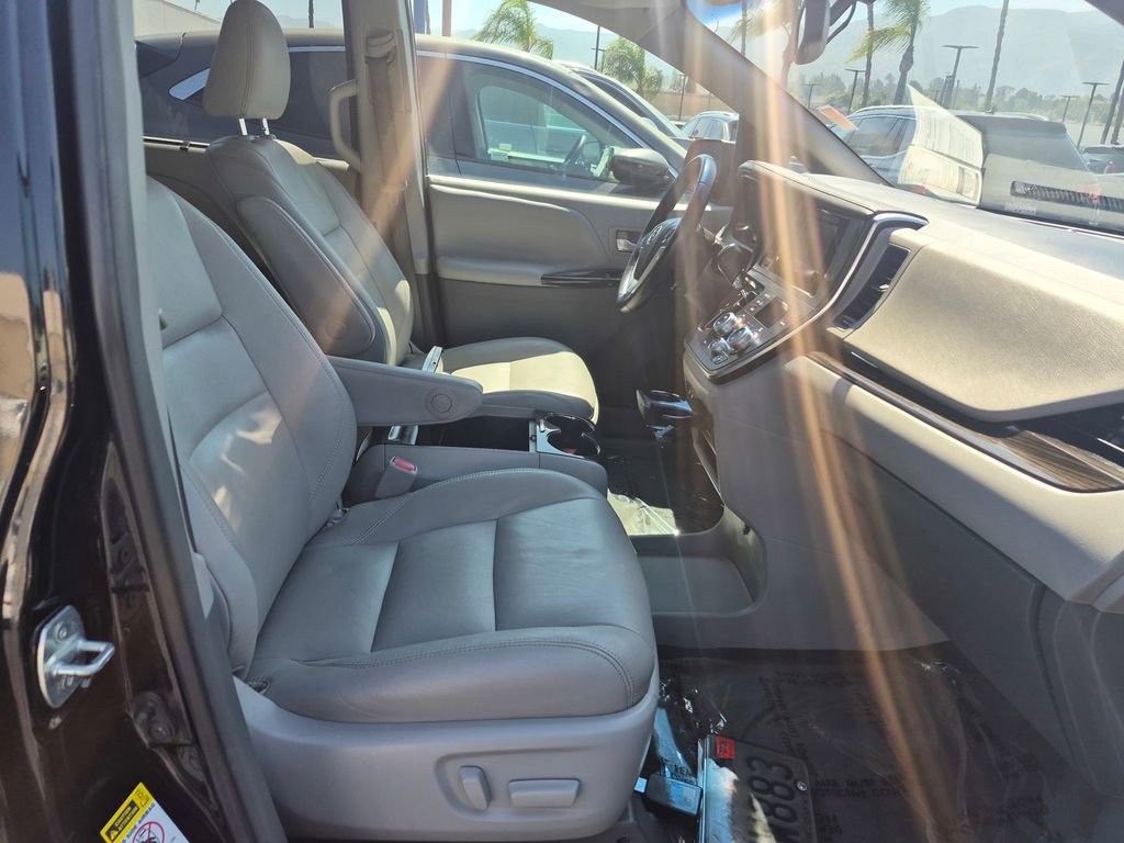 Used 2015 Toyota Sienna XLE w/ XLE Navigation Package image 39