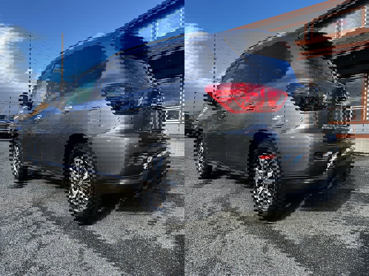 Used 2020 Nissan Pathfinder SV image 3