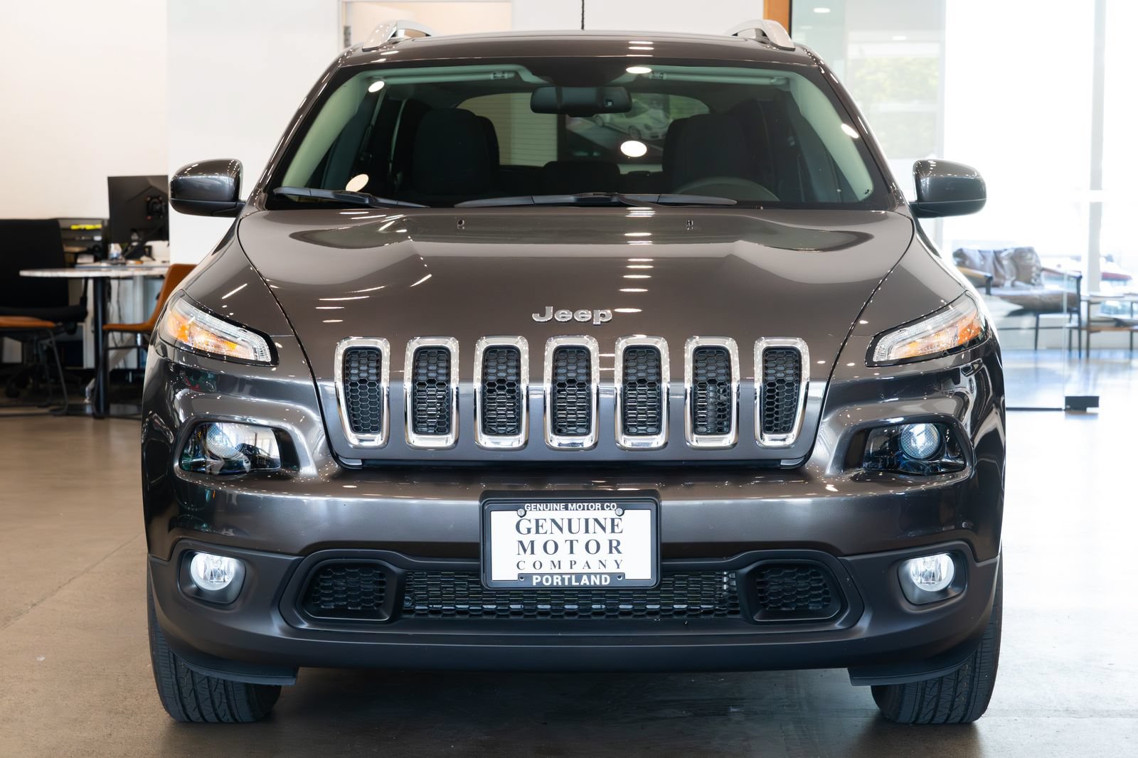 Used 2017 Jeep Cherokee Latitude w/ Comfort/Convenience Group AWD/4WD image 2