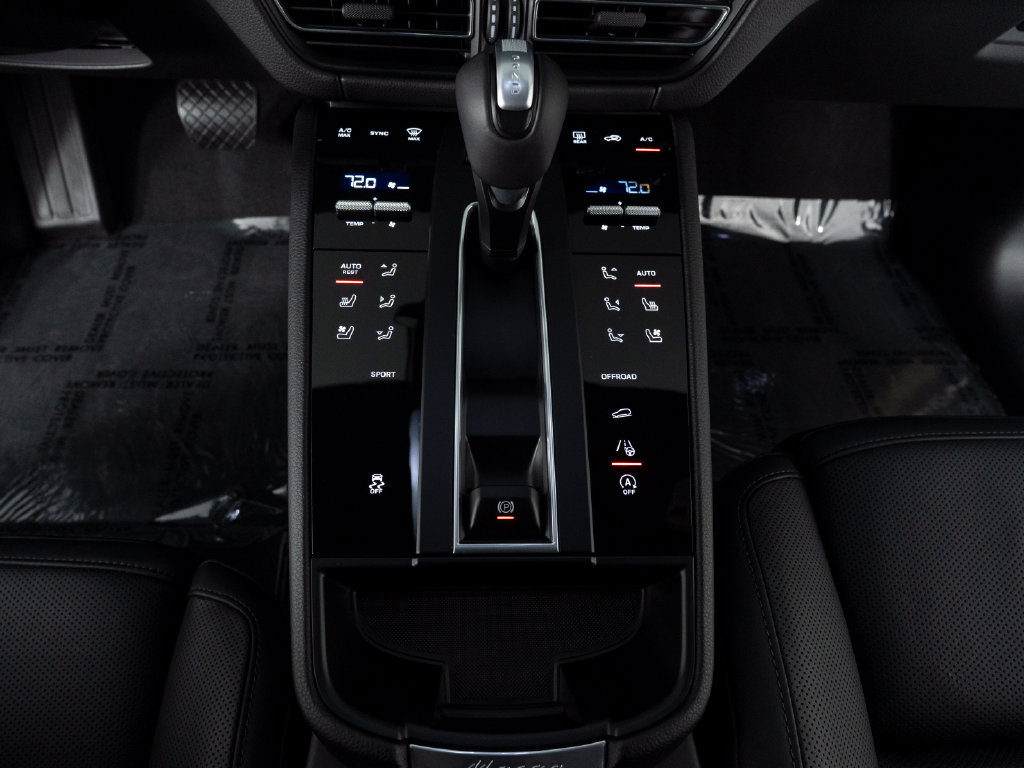 Certified 2026 Porsche Macan AWD/4WD image 28