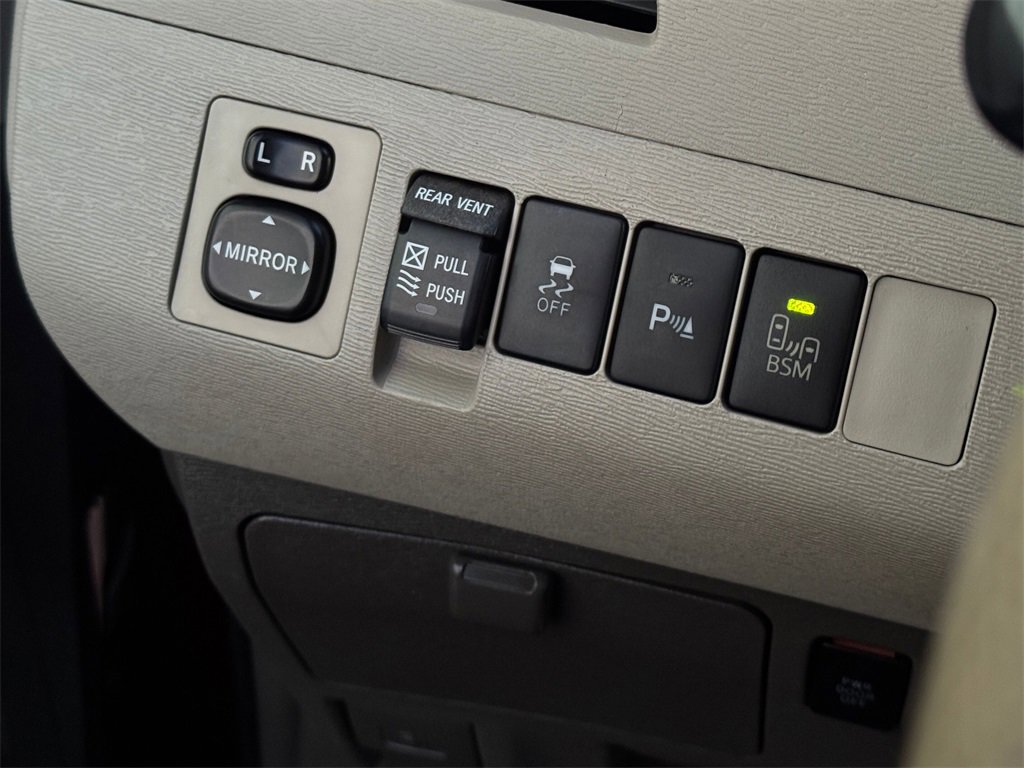 Used 2014 Toyota Sienna XLE image 32