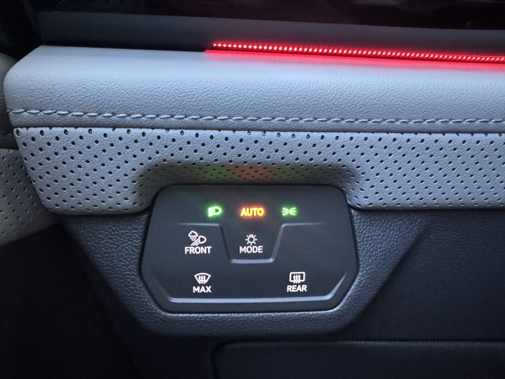 Used 2024 Volkswagen Atlas Peak Edition SE AWD/4WD image 28