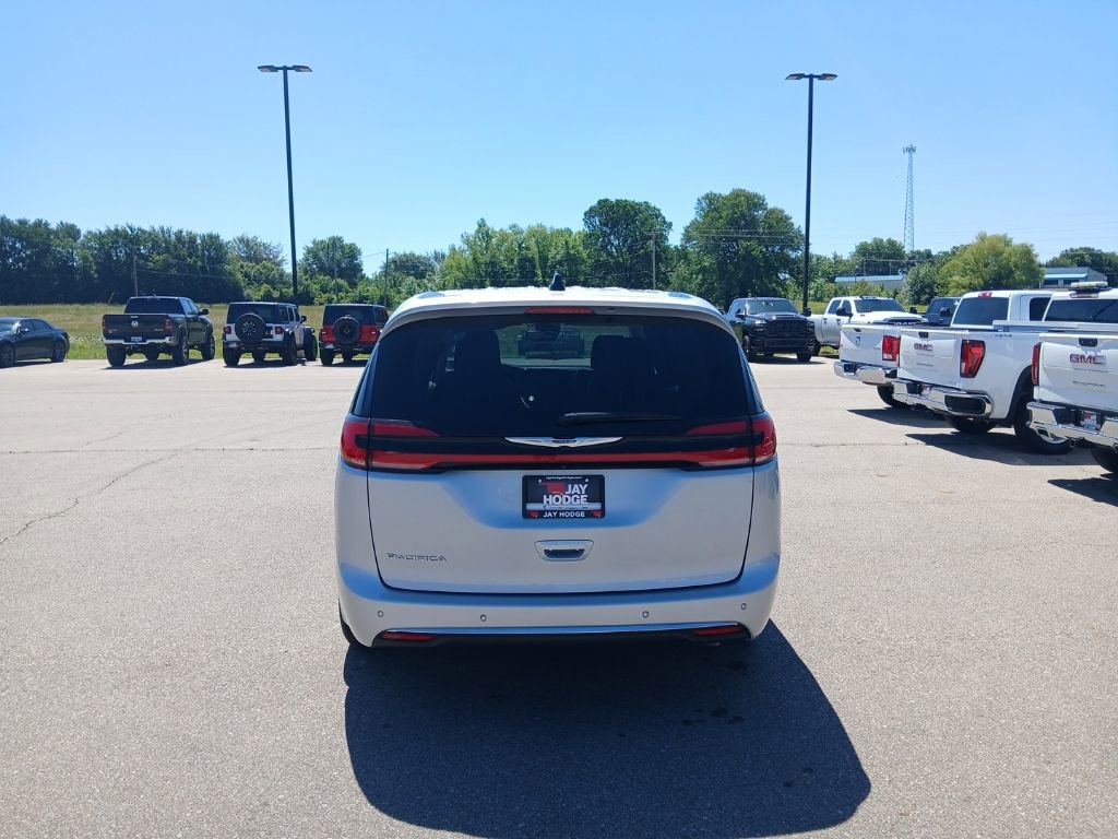 Used 2024 Chrysler Pacifica Touring-L FWD image 7
