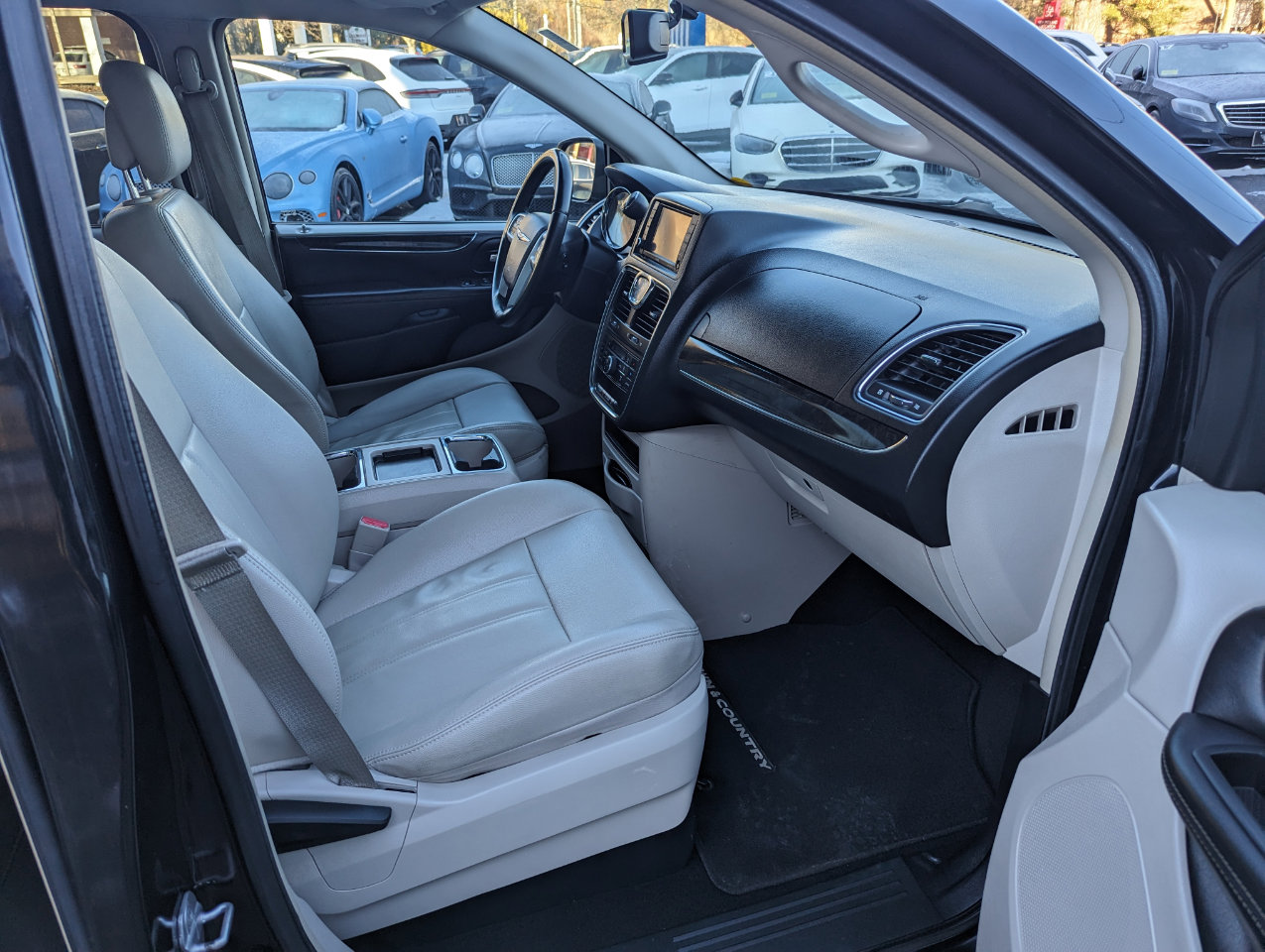 Used 2013 Chrysler Town & Country Touring image 32