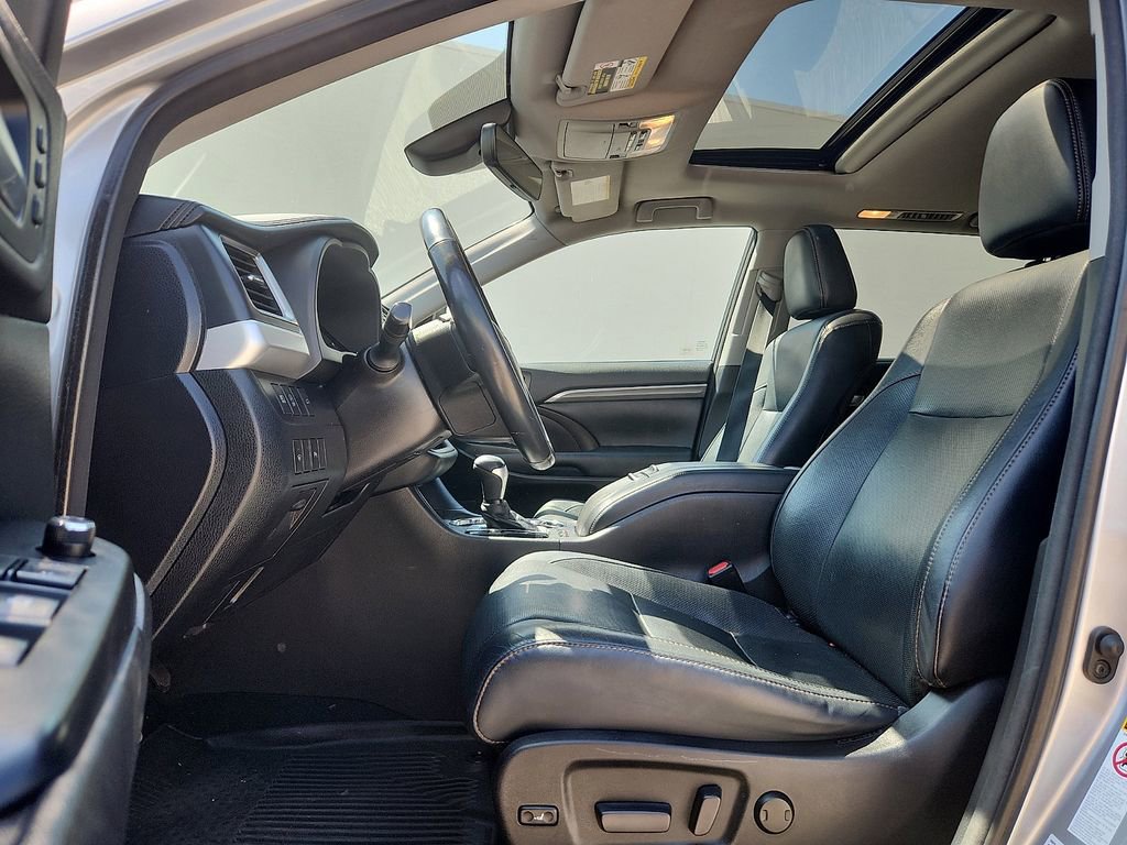 Used 2017 Toyota Highlander Limited AWD/4WD image 9