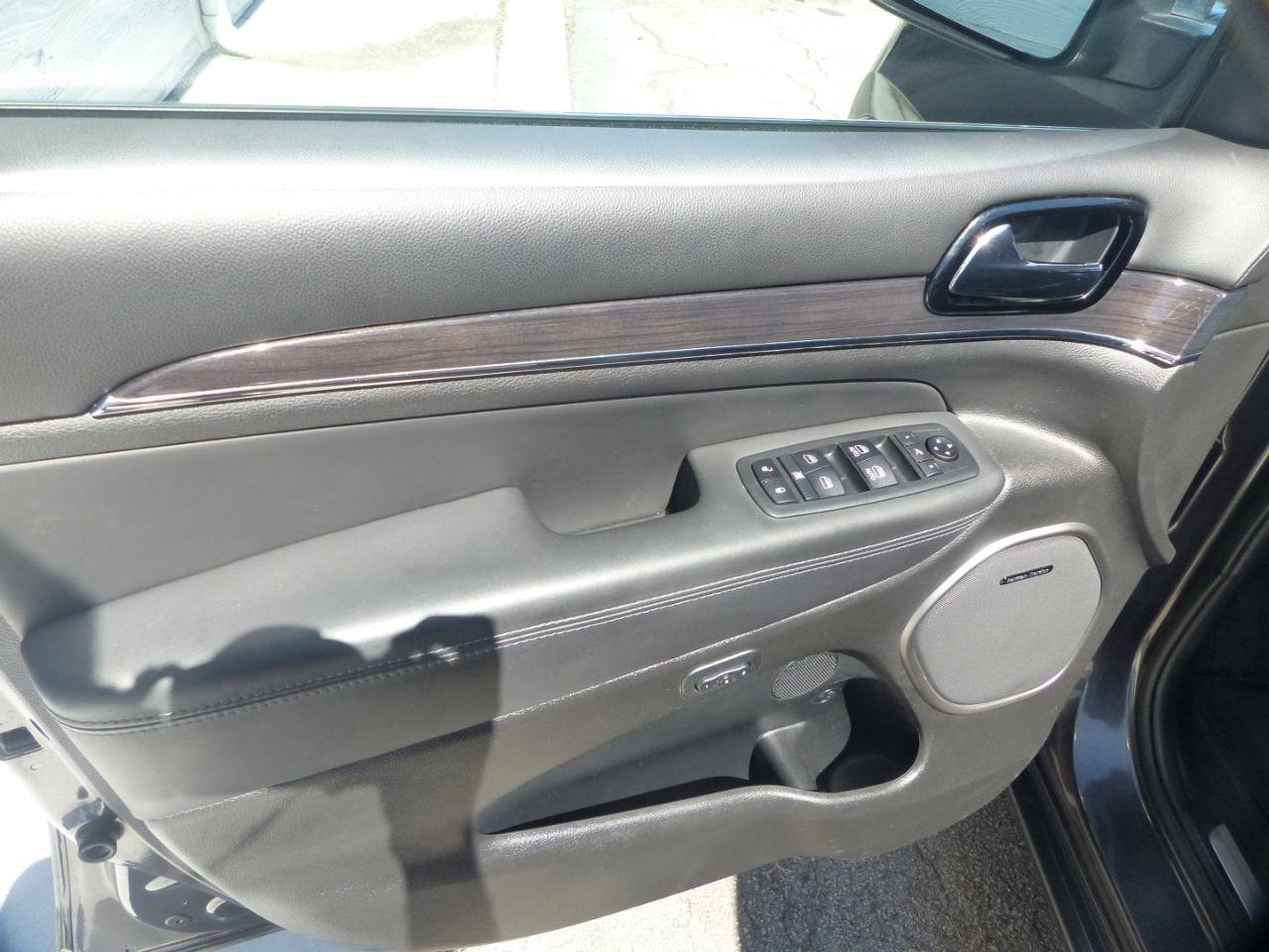 Used 2019 Jeep Grand Cherokee Overland AWD/4WD image 17