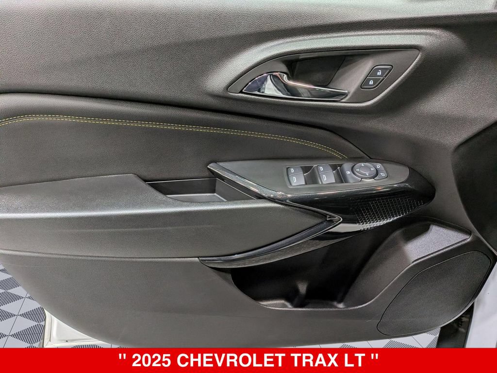 Used 2025 Chevrolet Trax LT w/ Driver Confidence Package FWD image 14