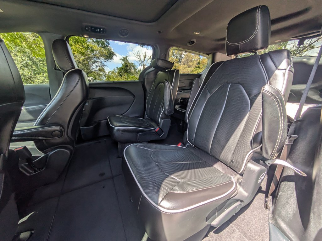Used 2025 Chrysler Pacifica Limited FWD image 14