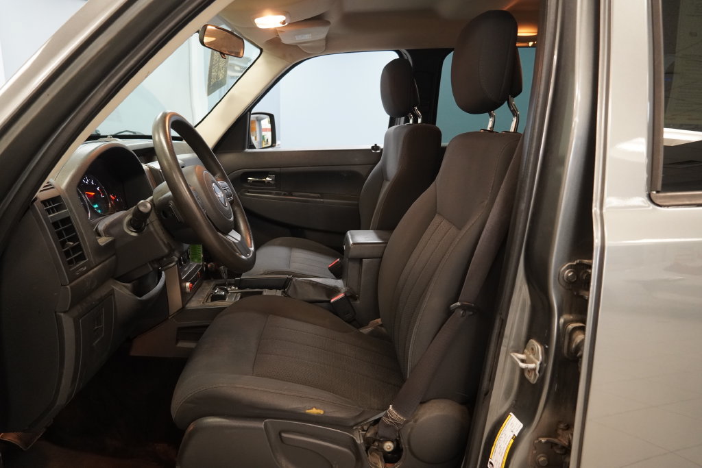Used 2012 Jeep Liberty Sport AWD/4WD image 5