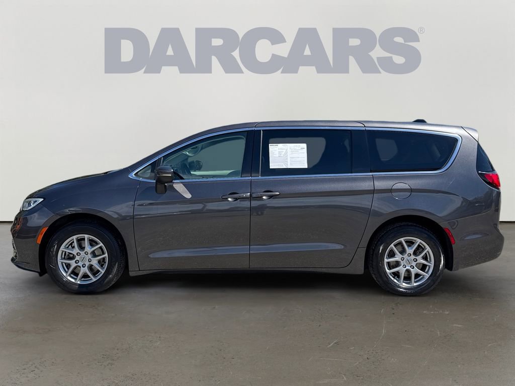 Used 2023 Chrysler Pacifica Touring-L FWD image 4