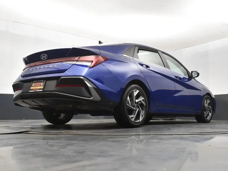 Used 2025 Hyundai Elantra SEL FWD image 13