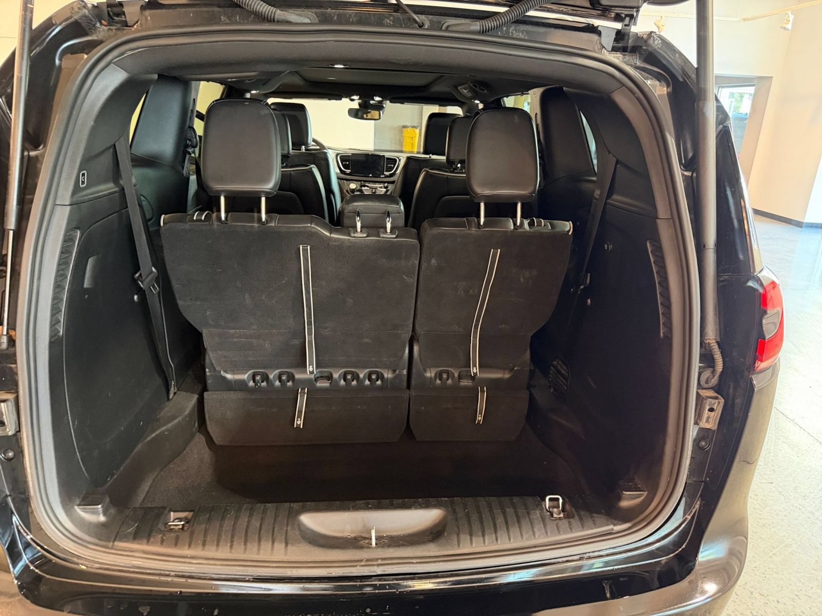 Used 2025 Chrysler Pacifica Limited FWD image 30