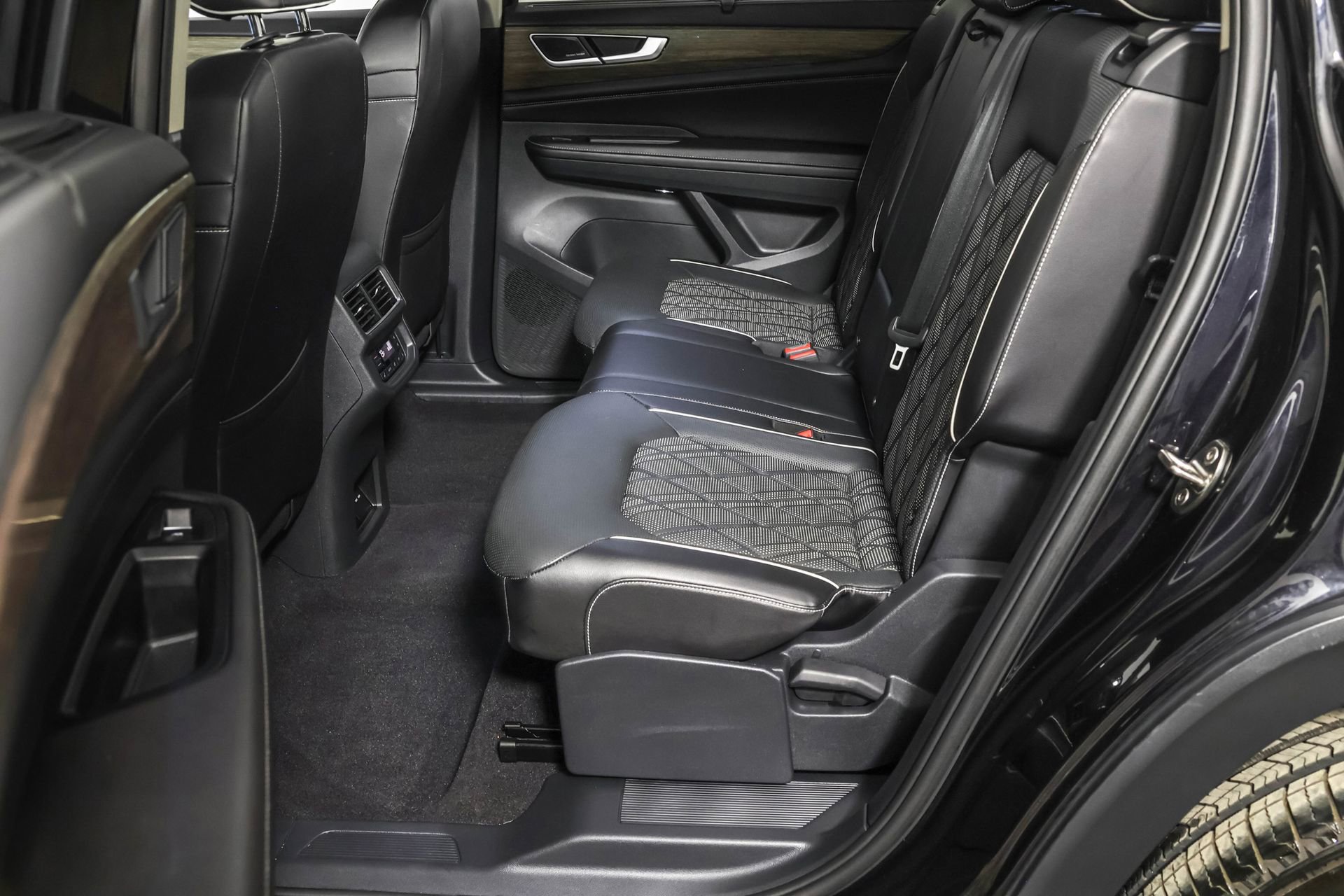 Used 2024 Volkswagen Atlas SEL Premium R-Line image 38