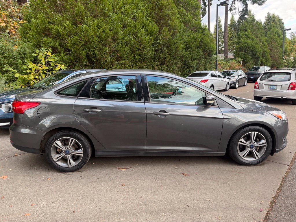 Used 2017 Ford Focus SE FWD image 2