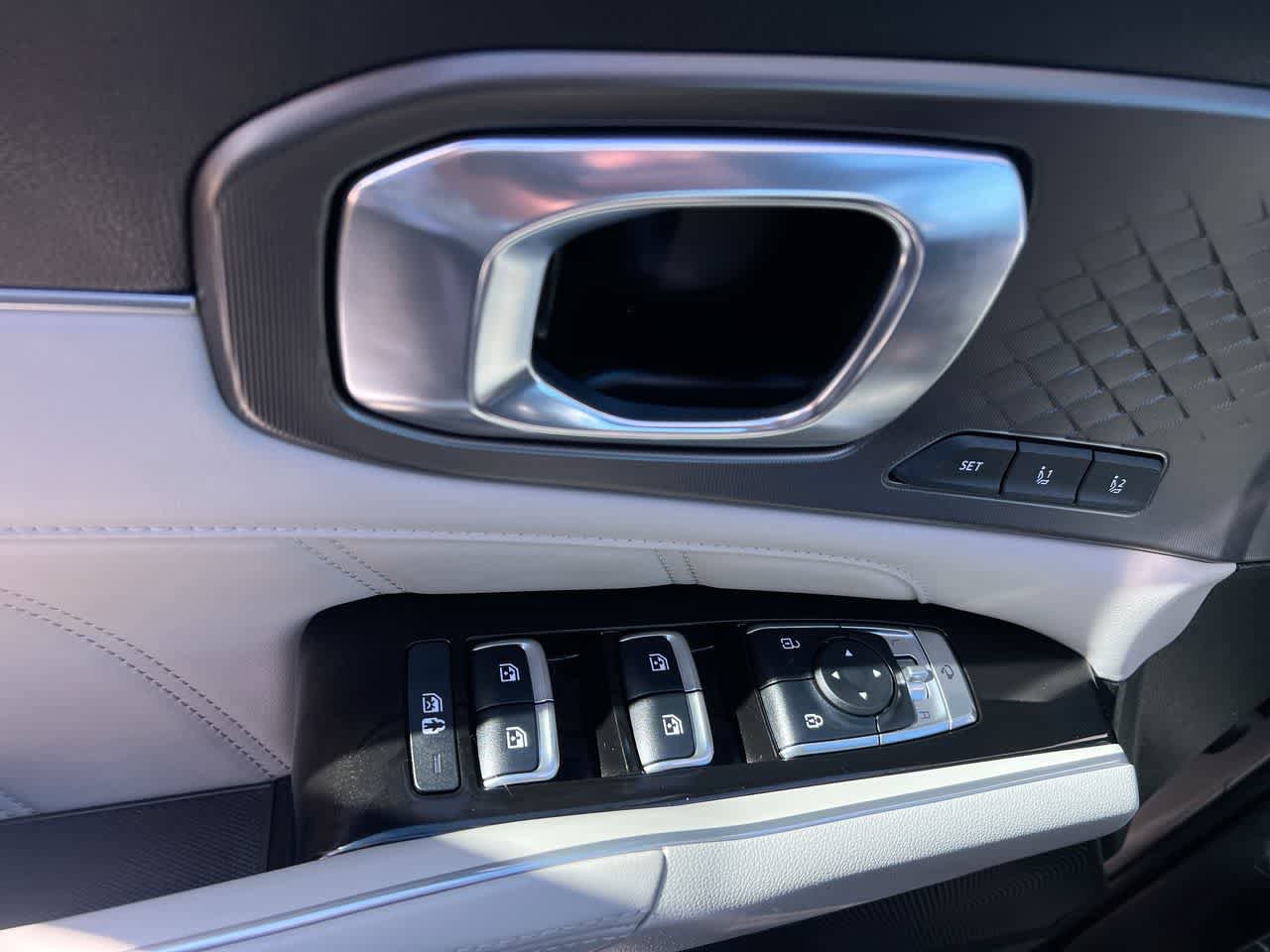 Certified 2025 Kia Sorento SX Prestige AWD/4WD image 13