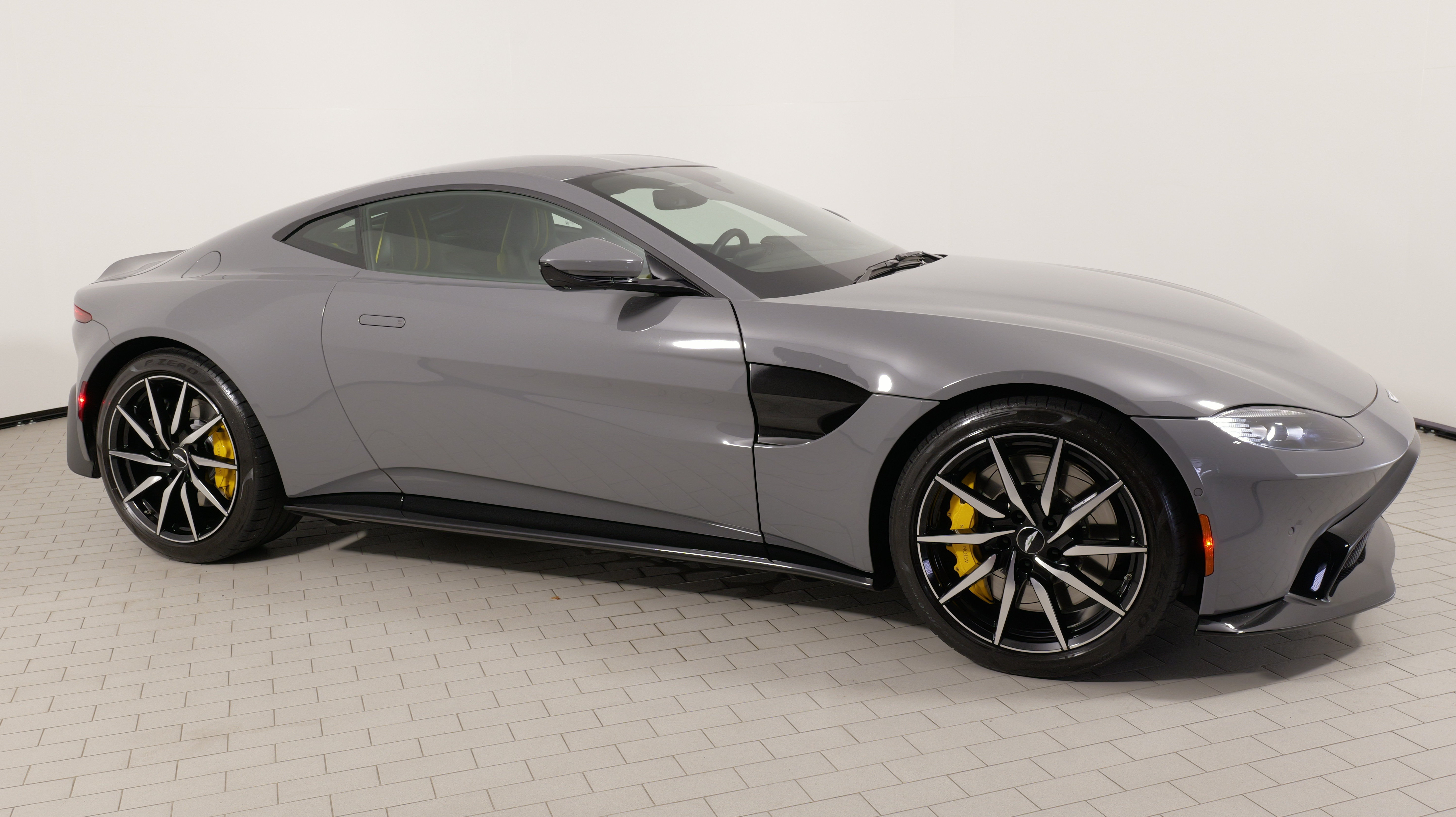 Used 2019 Aston Martin V8 Vantage Coupe RWD image 12