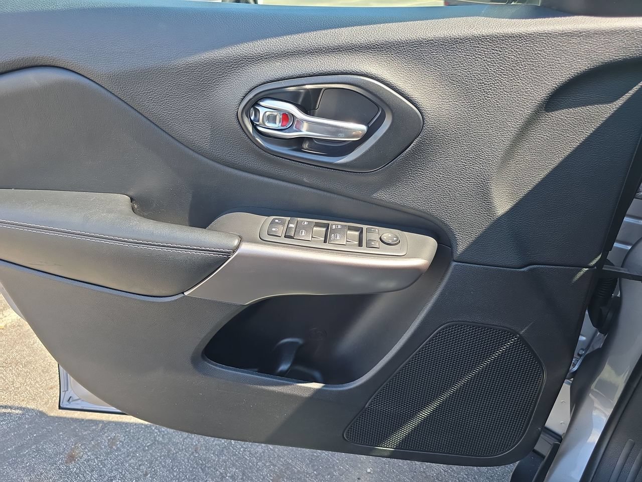 Used 2021 Jeep Cherokee Latitude Plus FWD image 25