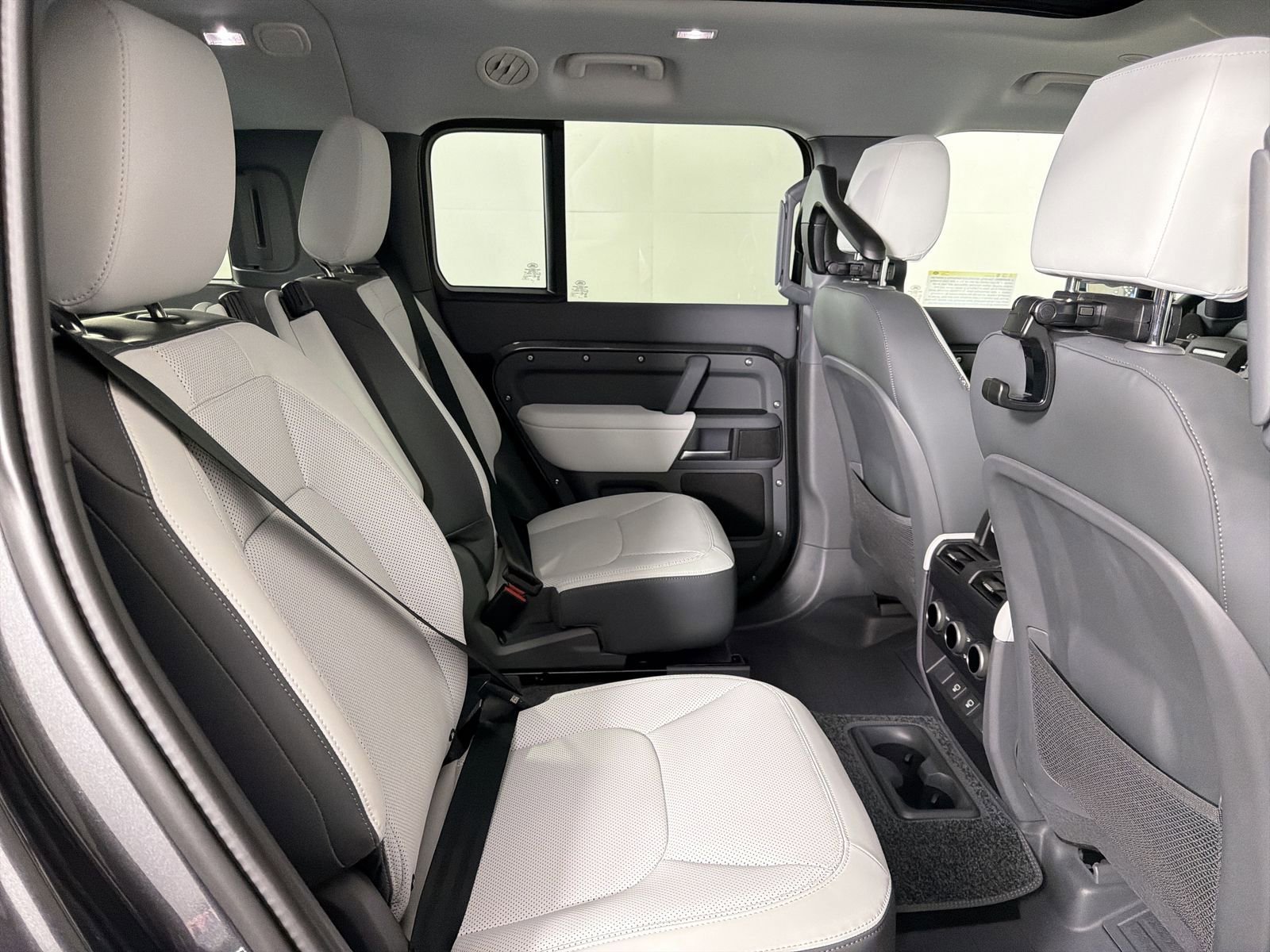 New 2025 Land Rover Defender 130 X-Dynamic SE image 31