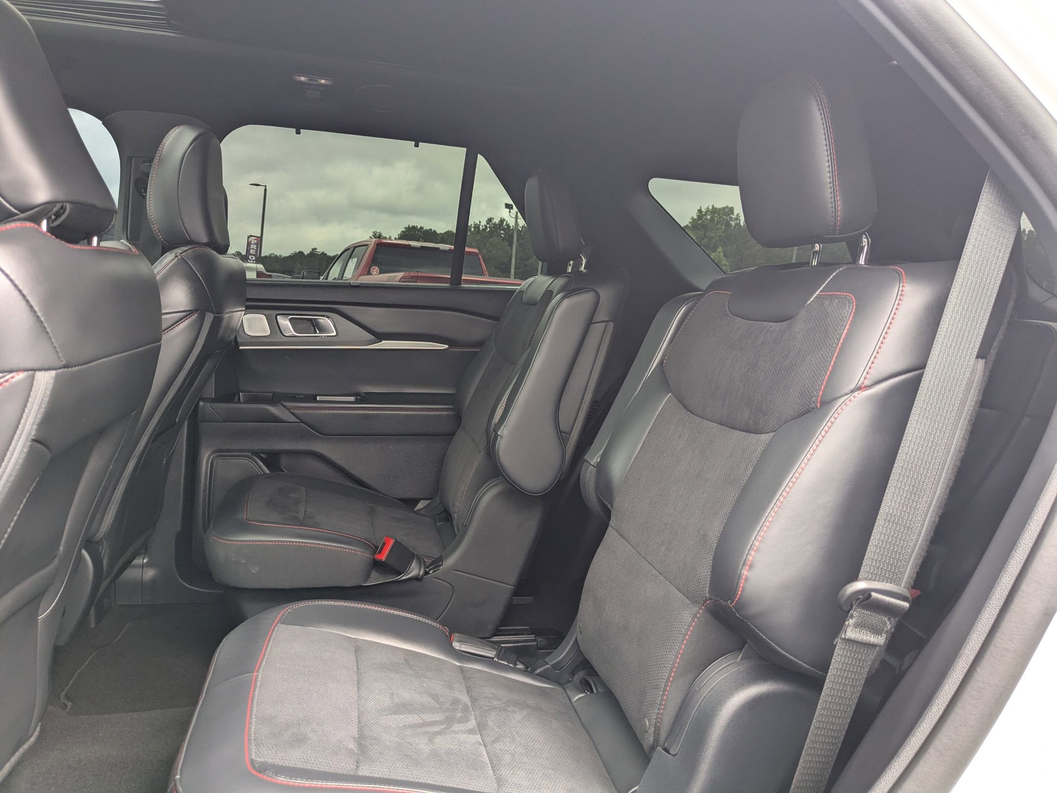 Used 2025 Ford Explorer ST image 24