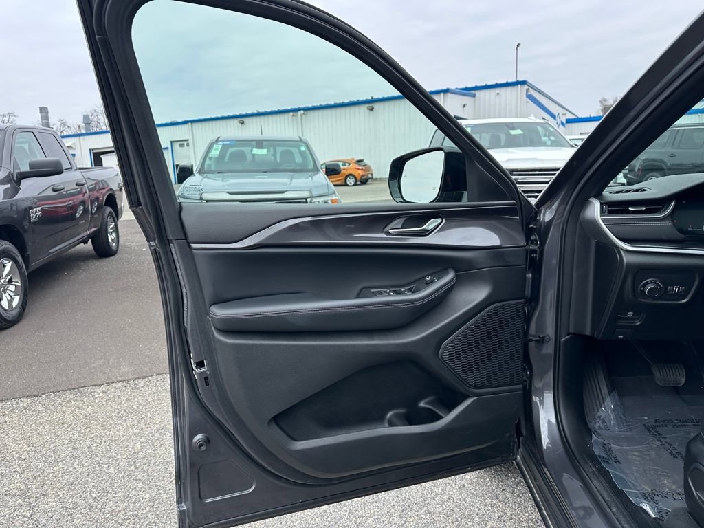 Used 2023 Jeep Grand Cherokee L Laredo image 24