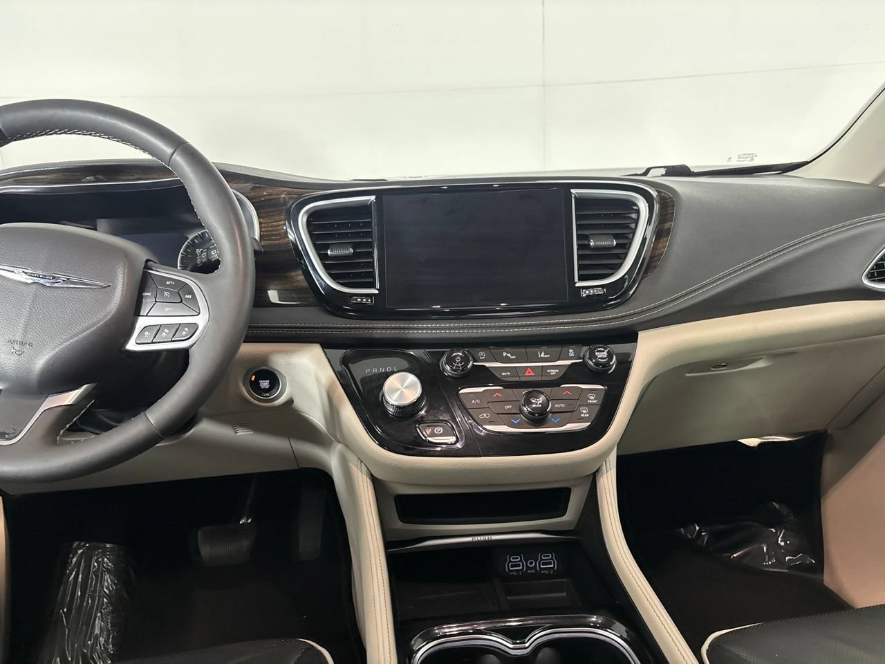Used 2024 Chrysler Pacifica Limited FWD image 25