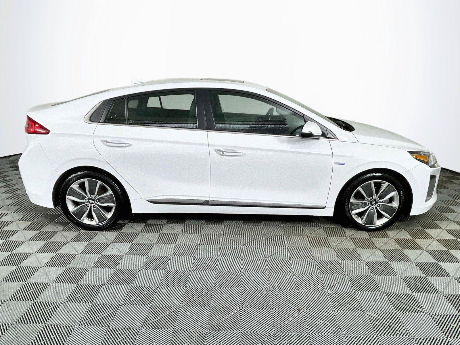 Used 2017 Hyundai Ioniq Limited FWD image 10