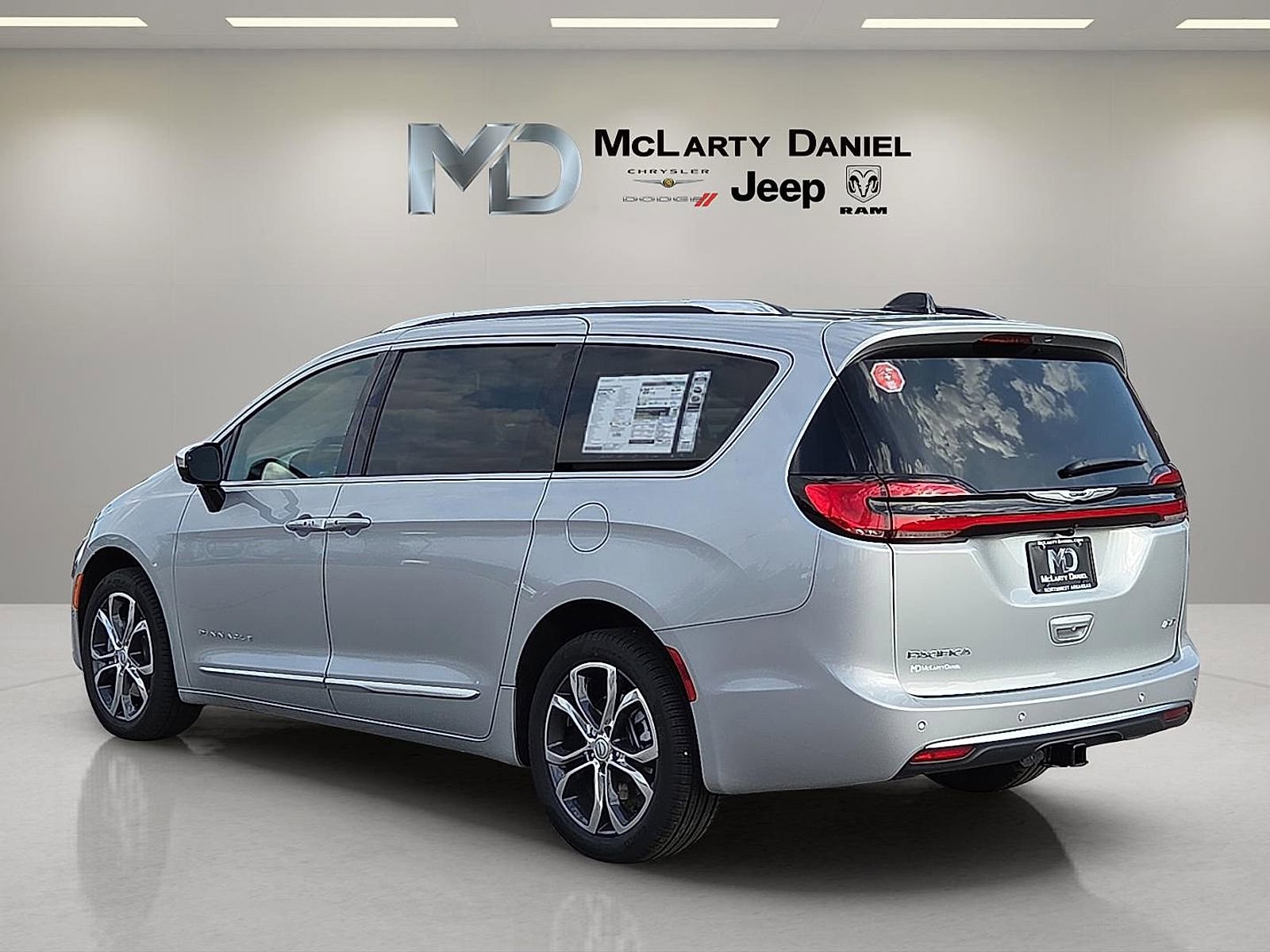 New 2026 Chrysler Pacifica Pinnacle w/ Trailer Tow Group AWD/4WD image 4