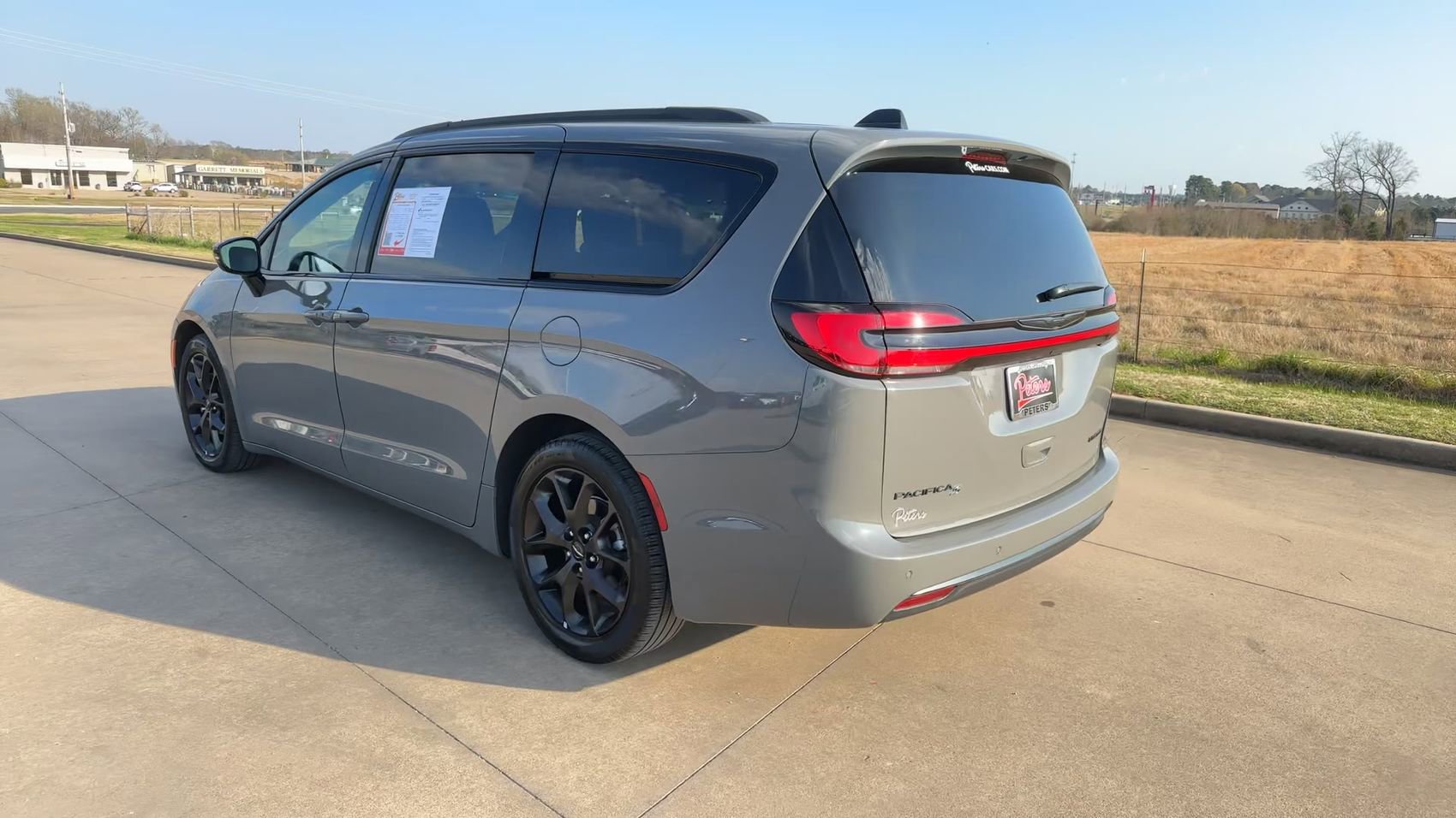 Used 2025 Chrysler Pacifica Limited image 7