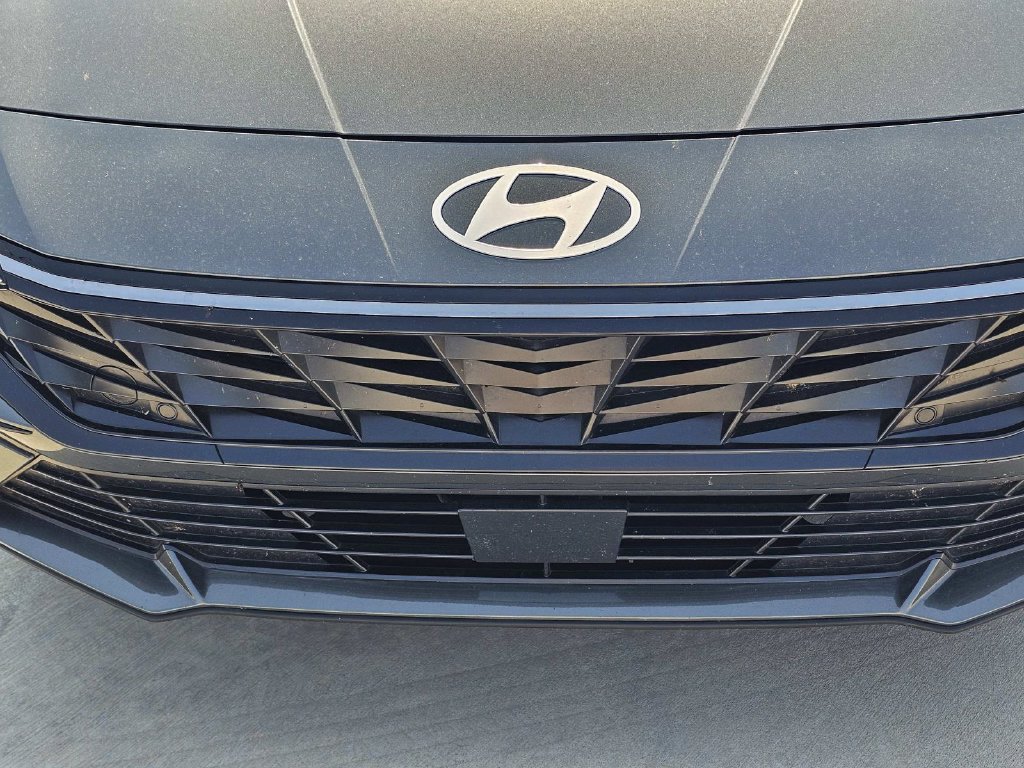 Used 2025 Hyundai Elantra Limited FWD image 4