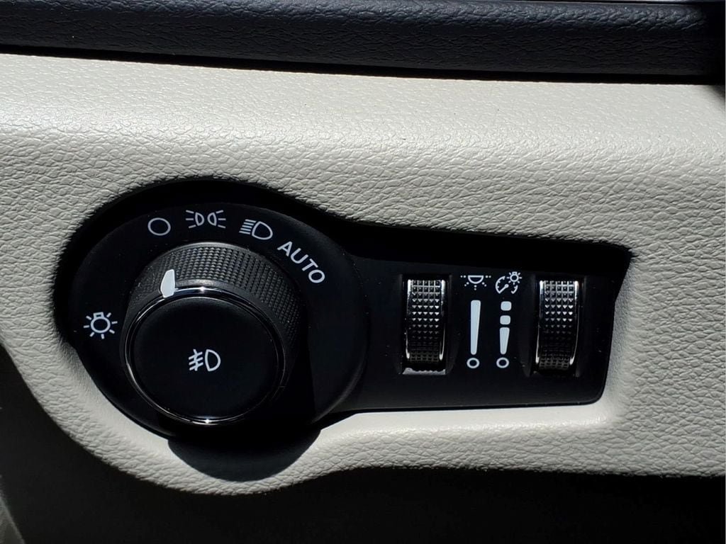 Used 2024 Chrysler Pacifica Touring-L FWD image 20