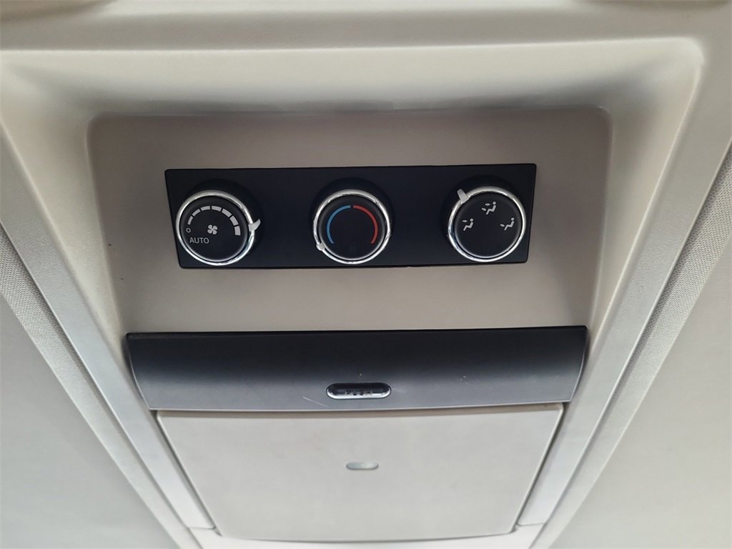 Used 2015 Chrysler Town & Country Touring image 31