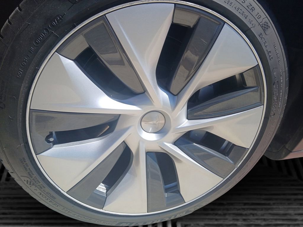 Used 2022 Tesla Model Y Long Range image 9