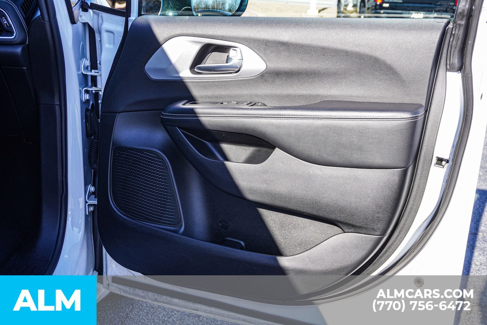 Used 2025 Chrysler Pacifica Limited FWD image 29