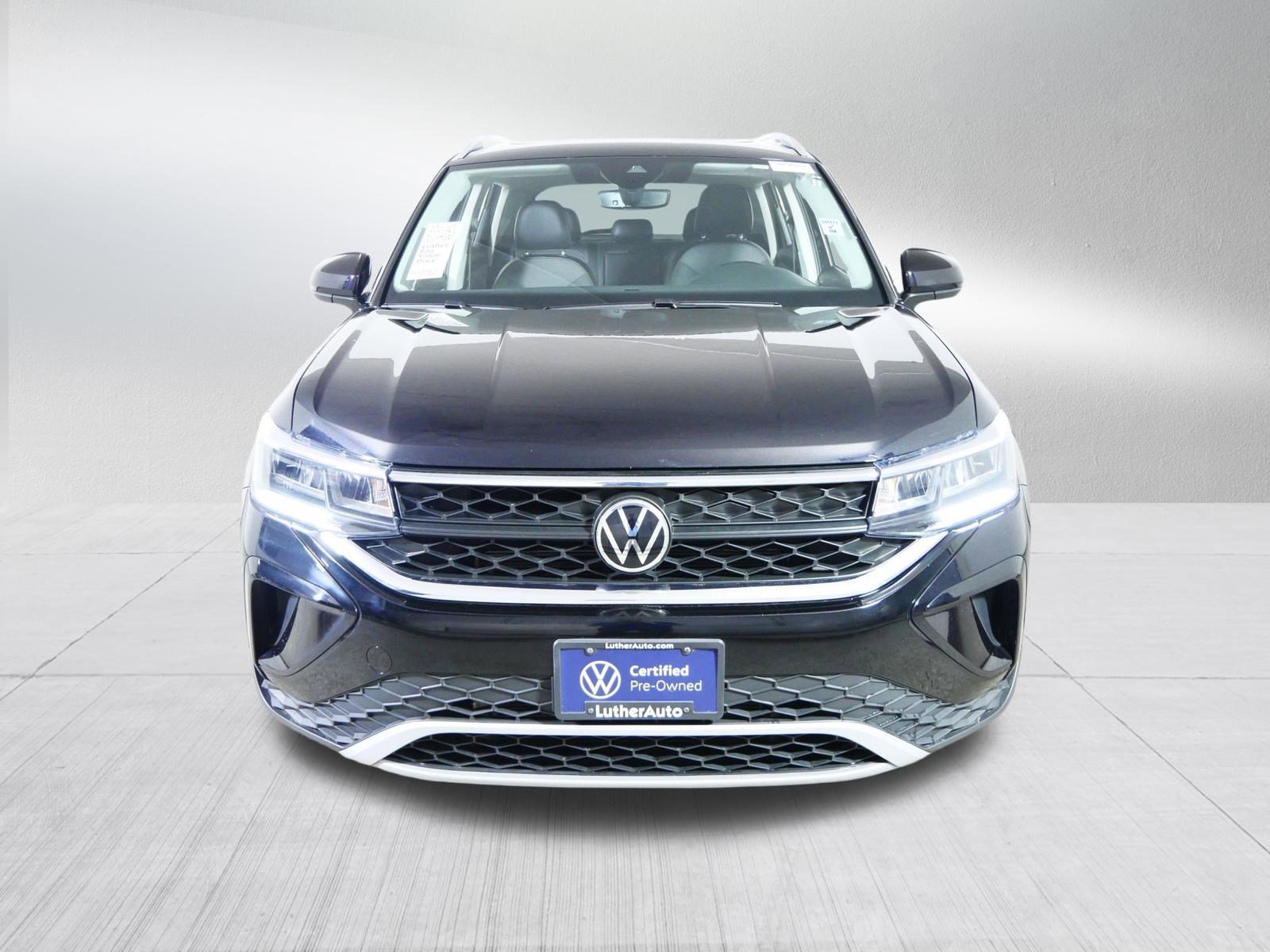 Certified 2022 Volkswagen Taos SE w/ Panoramic Sunroof Package image 2