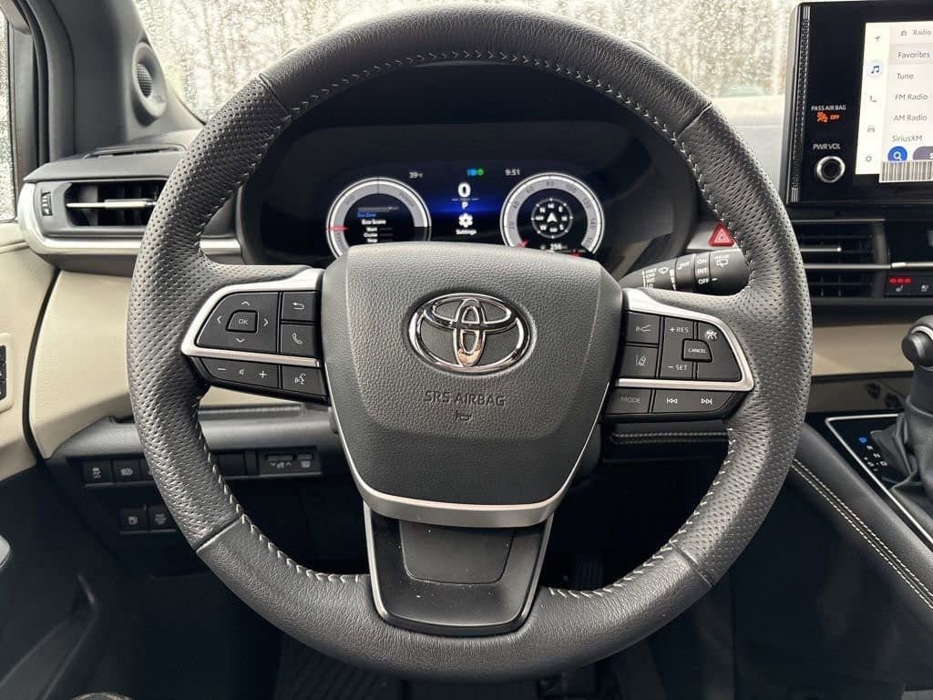 Used 2025 Toyota Sienna Limited image 26