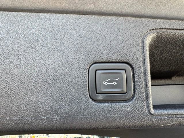 Used 2023 GMC Terrain SLT w/ Tech Package FWD image 25