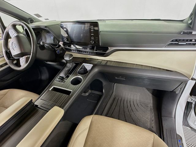 Used 2023 Toyota Sienna Limited image 26