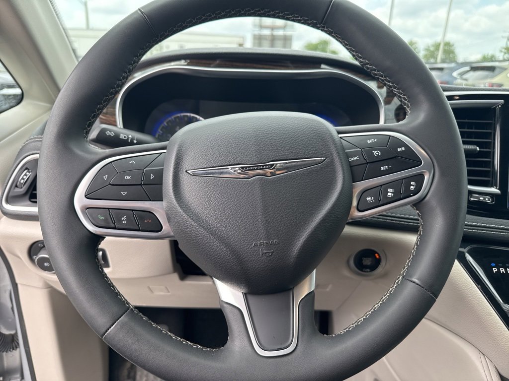 Used 2023 Chrysler Pacifica Limited image 13