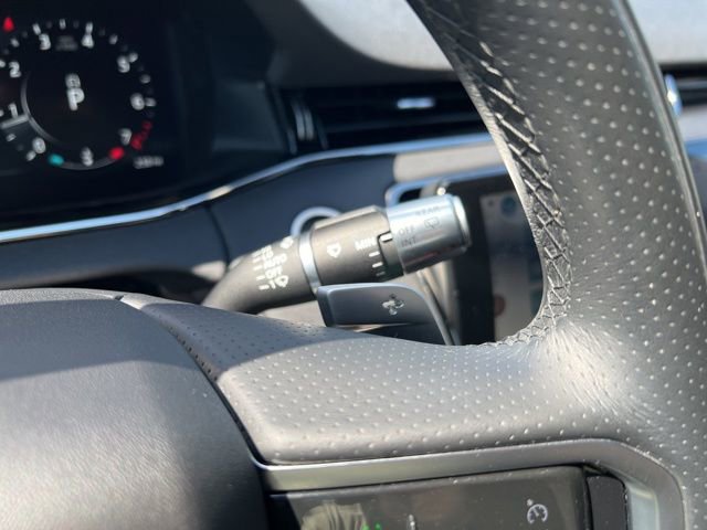 Used 2022 Land Rover Range Rover Evoque R-Dynamic SE image 33