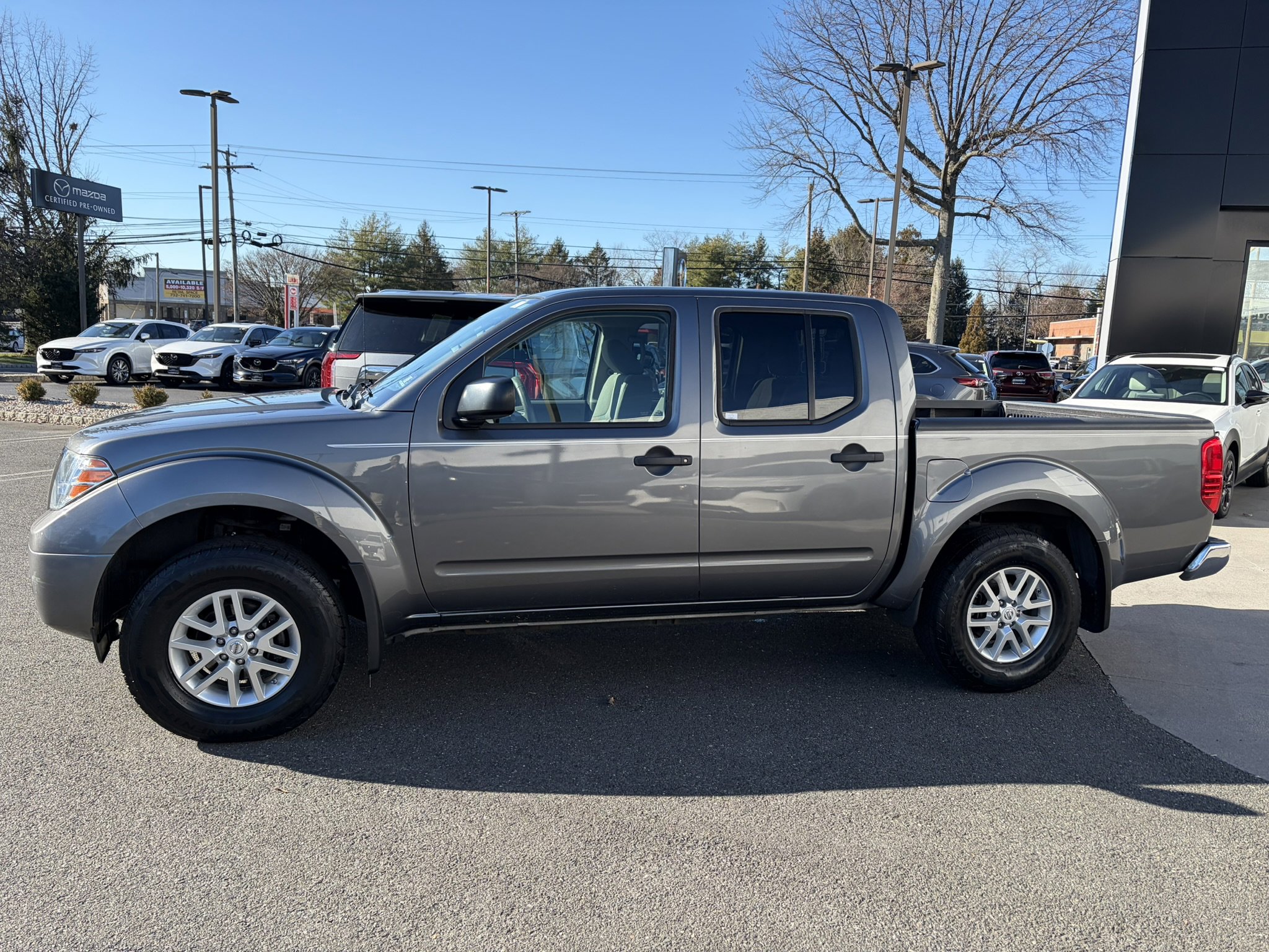 Used 2019 Nissan Frontier SV image 2