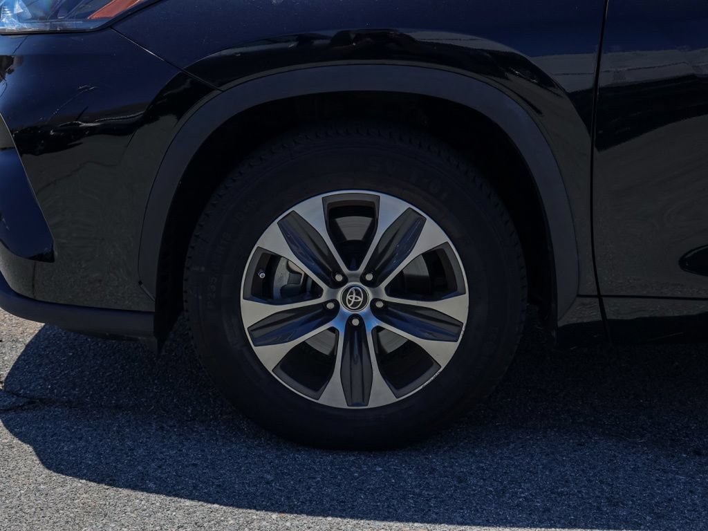 Used 2023 Toyota Highlander XLE FWD image 11